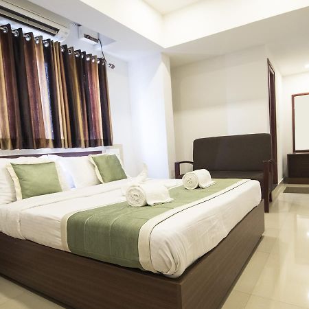Oyo 18604 Puthens Capitol Inn Kochi Ngoại thất bức ảnh