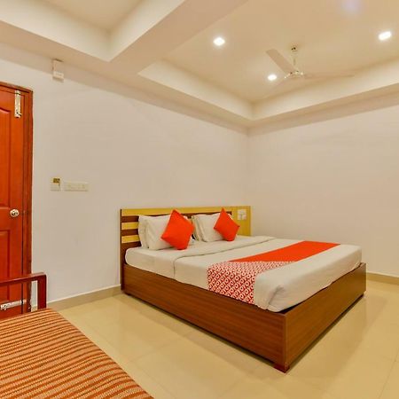 Oyo 18604 Puthens Capitol Inn Kochi Ngoại thất bức ảnh