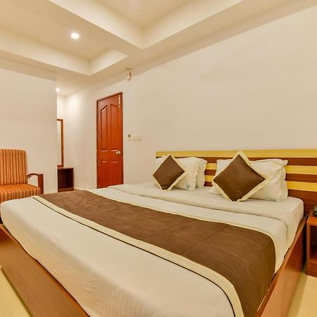 Oyo 18604 Puthens Capitol Inn Kochi Ngoại thất bức ảnh