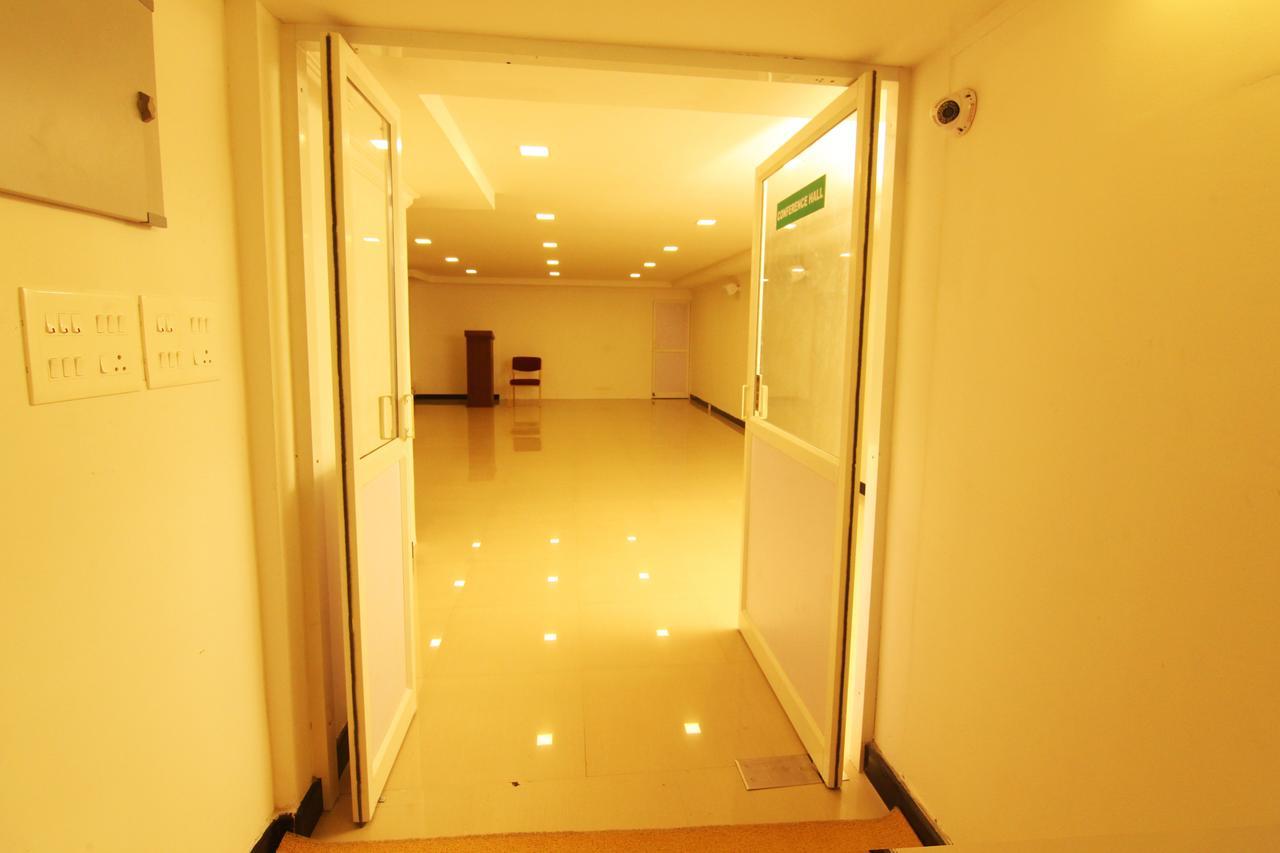 Oyo 18604 Puthens Capitol Inn Kochi Ngoại thất bức ảnh