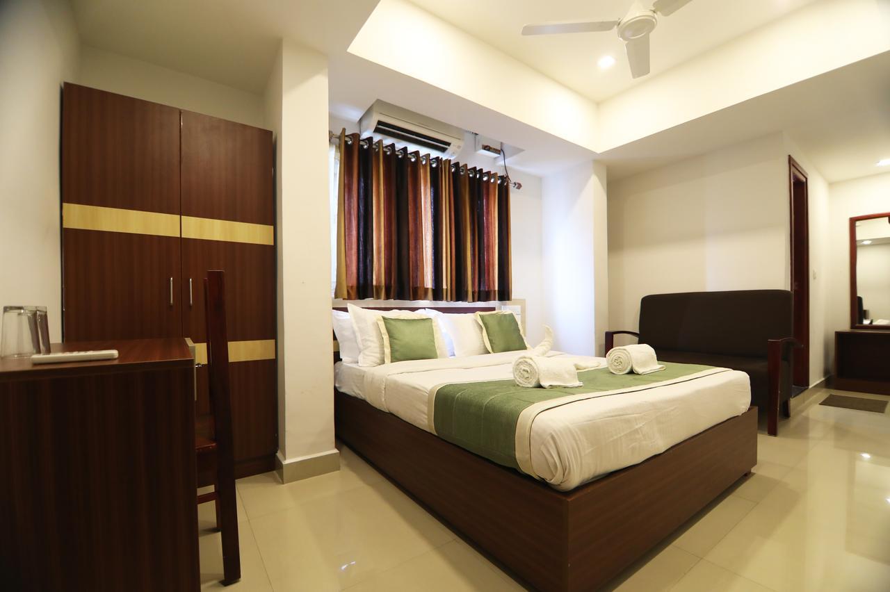 Oyo 18604 Puthens Capitol Inn Kochi Ngoại thất bức ảnh