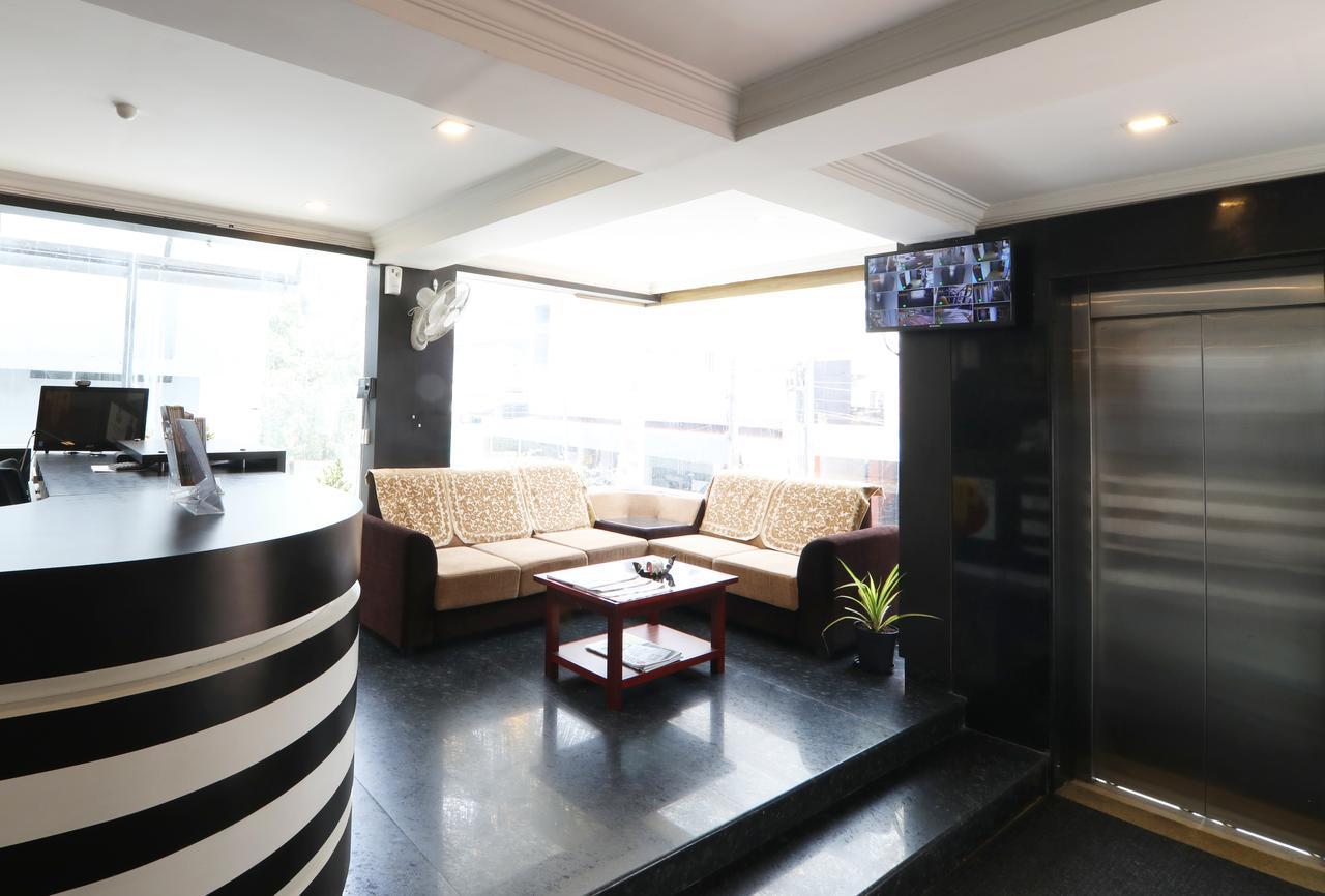 Oyo 18604 Puthens Capitol Inn Kochi Ngoại thất bức ảnh