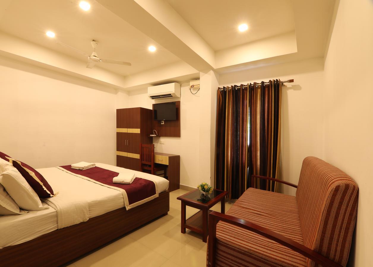 Oyo 18604 Puthens Capitol Inn Kochi Ngoại thất bức ảnh