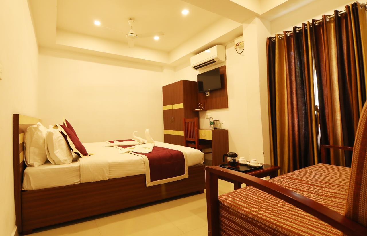 Oyo 18604 Puthens Capitol Inn Kochi Ngoại thất bức ảnh