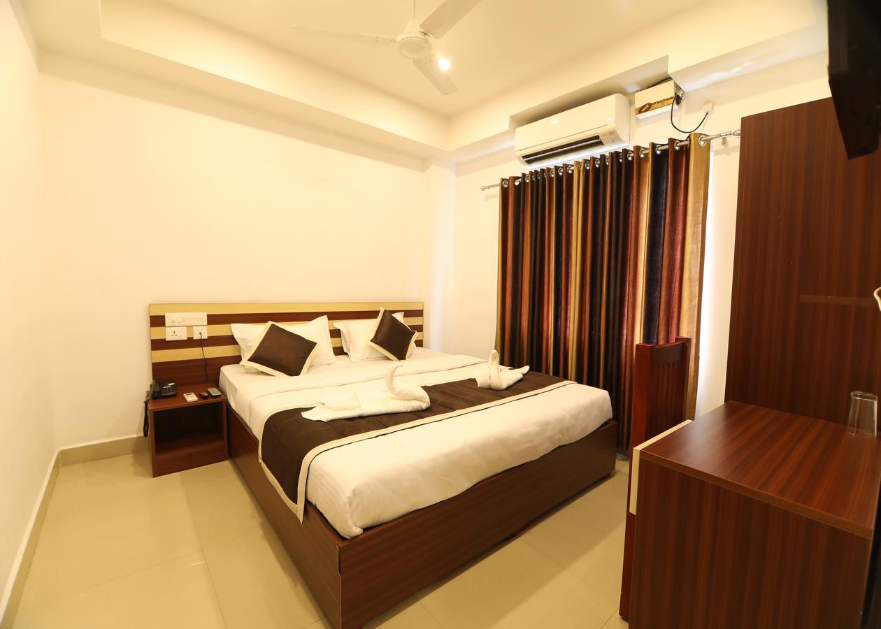 Oyo 18604 Puthens Capitol Inn Kochi Ngoại thất bức ảnh