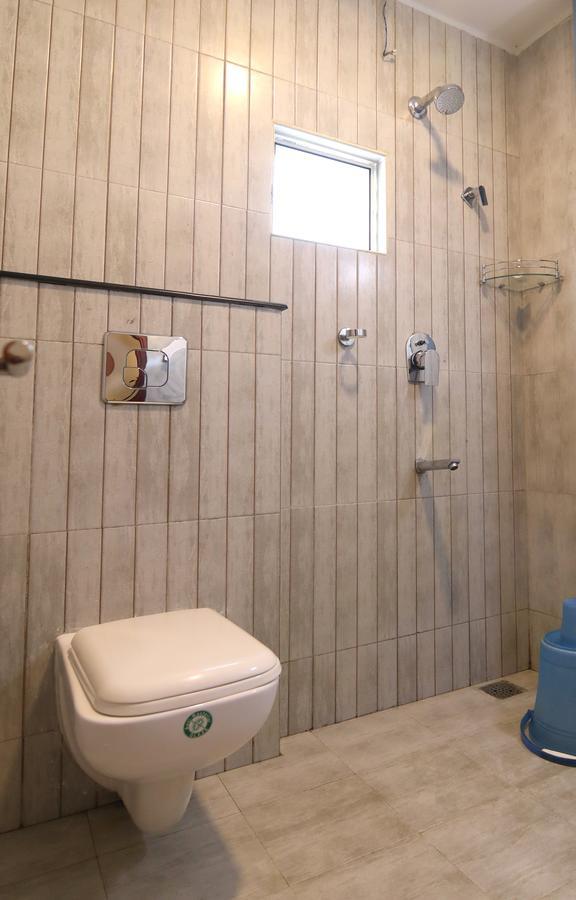 Oyo 18604 Puthens Capitol Inn Kochi Ngoại thất bức ảnh
