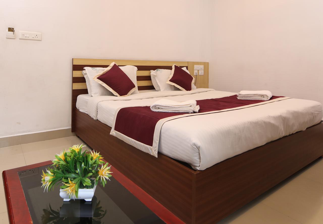 Oyo 18604 Puthens Capitol Inn Kochi Ngoại thất bức ảnh