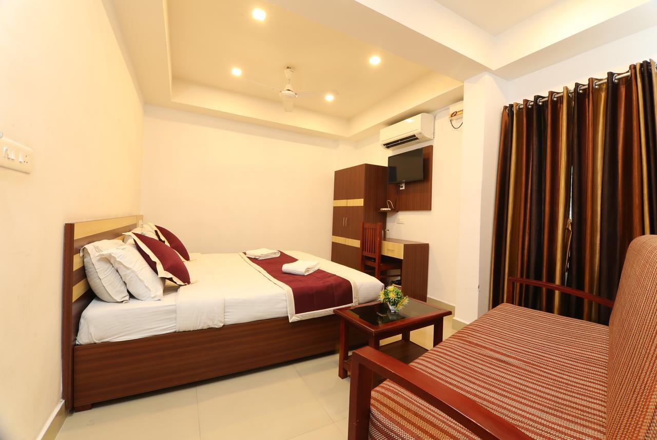 Oyo 18604 Puthens Capitol Inn Kochi Ngoại thất bức ảnh