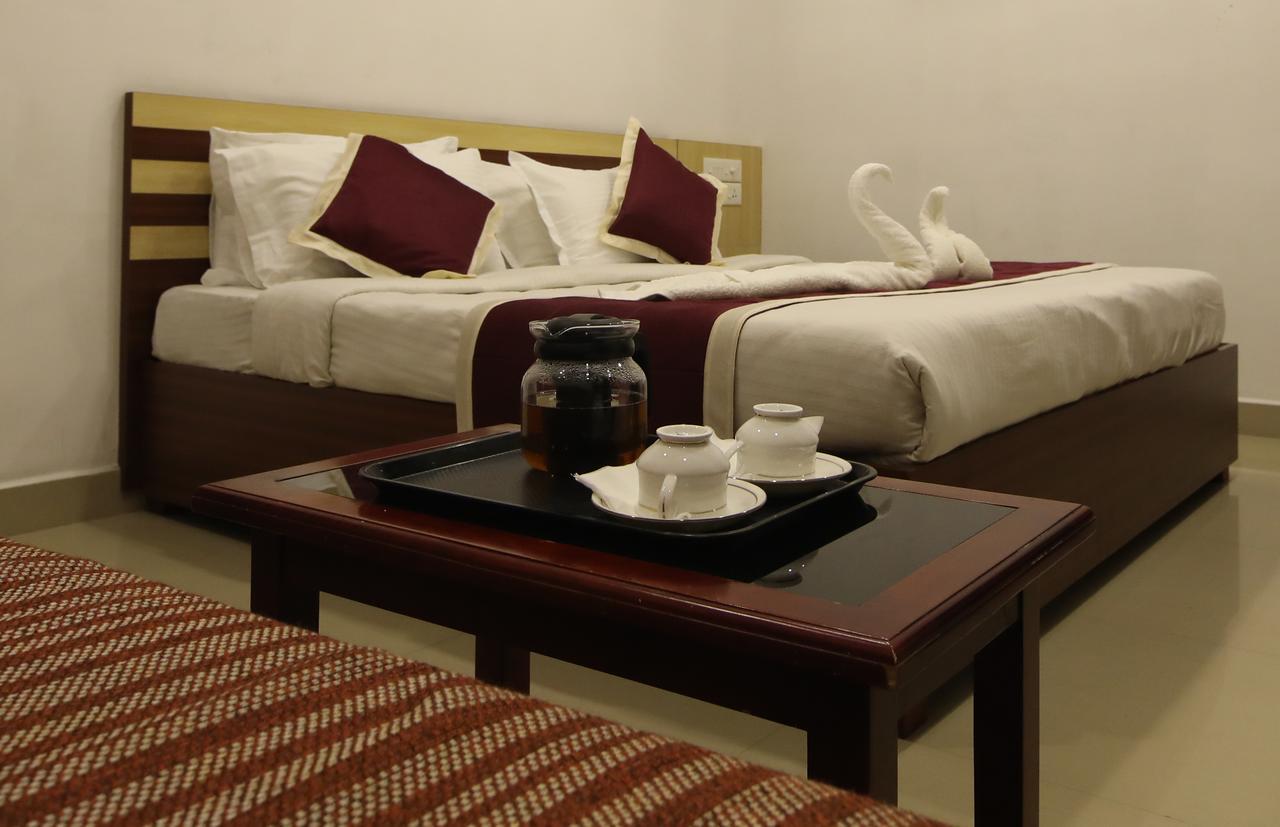 Oyo 18604 Puthens Capitol Inn Kochi Ngoại thất bức ảnh
