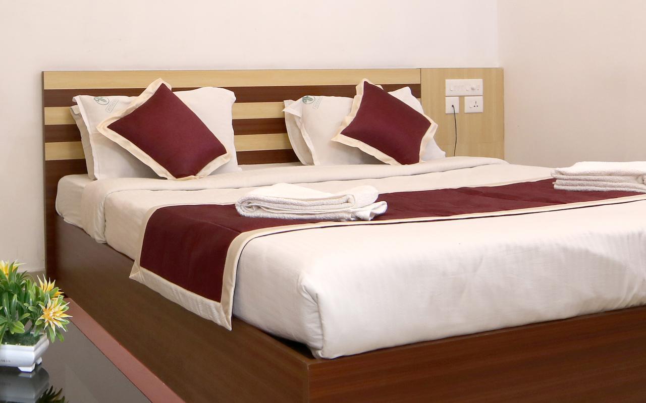 Oyo 18604 Puthens Capitol Inn Kochi Ngoại thất bức ảnh
