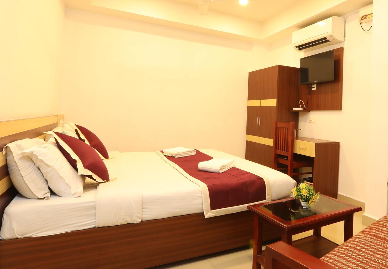 Oyo 18604 Puthens Capitol Inn Kochi Ngoại thất bức ảnh