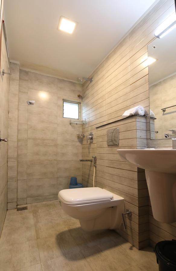 Oyo 18604 Puthens Capitol Inn Kochi Ngoại thất bức ảnh