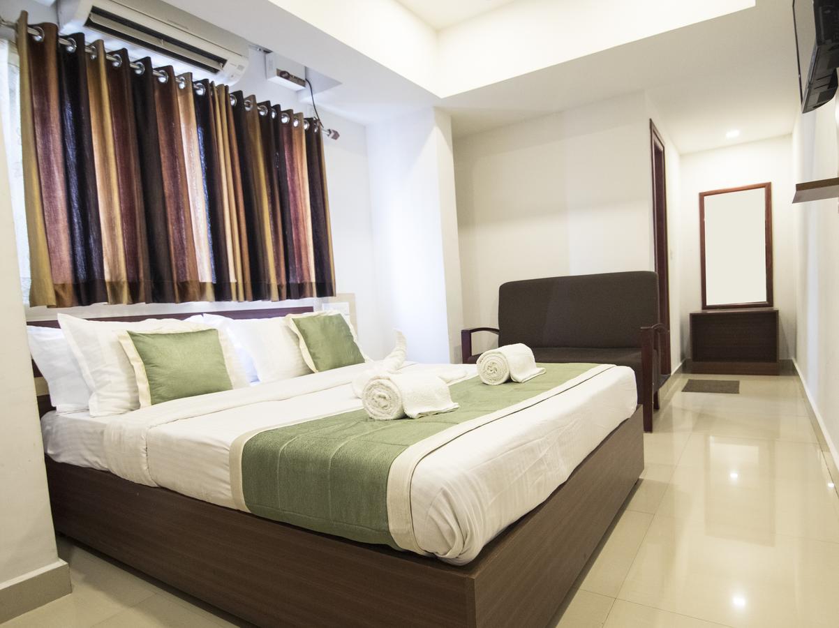 Oyo 18604 Puthens Capitol Inn Kochi Ngoại thất bức ảnh