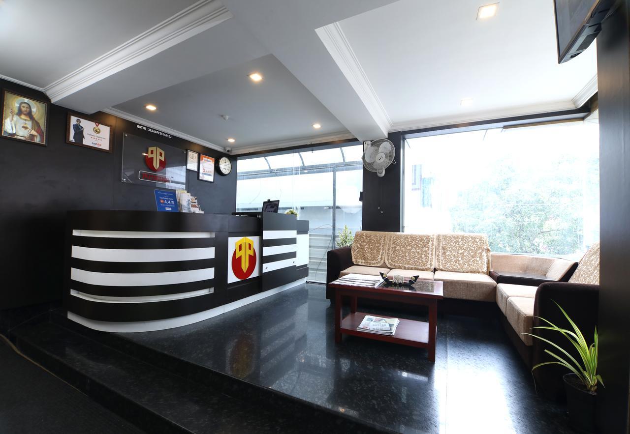 Oyo 18604 Puthens Capitol Inn Kochi Ngoại thất bức ảnh