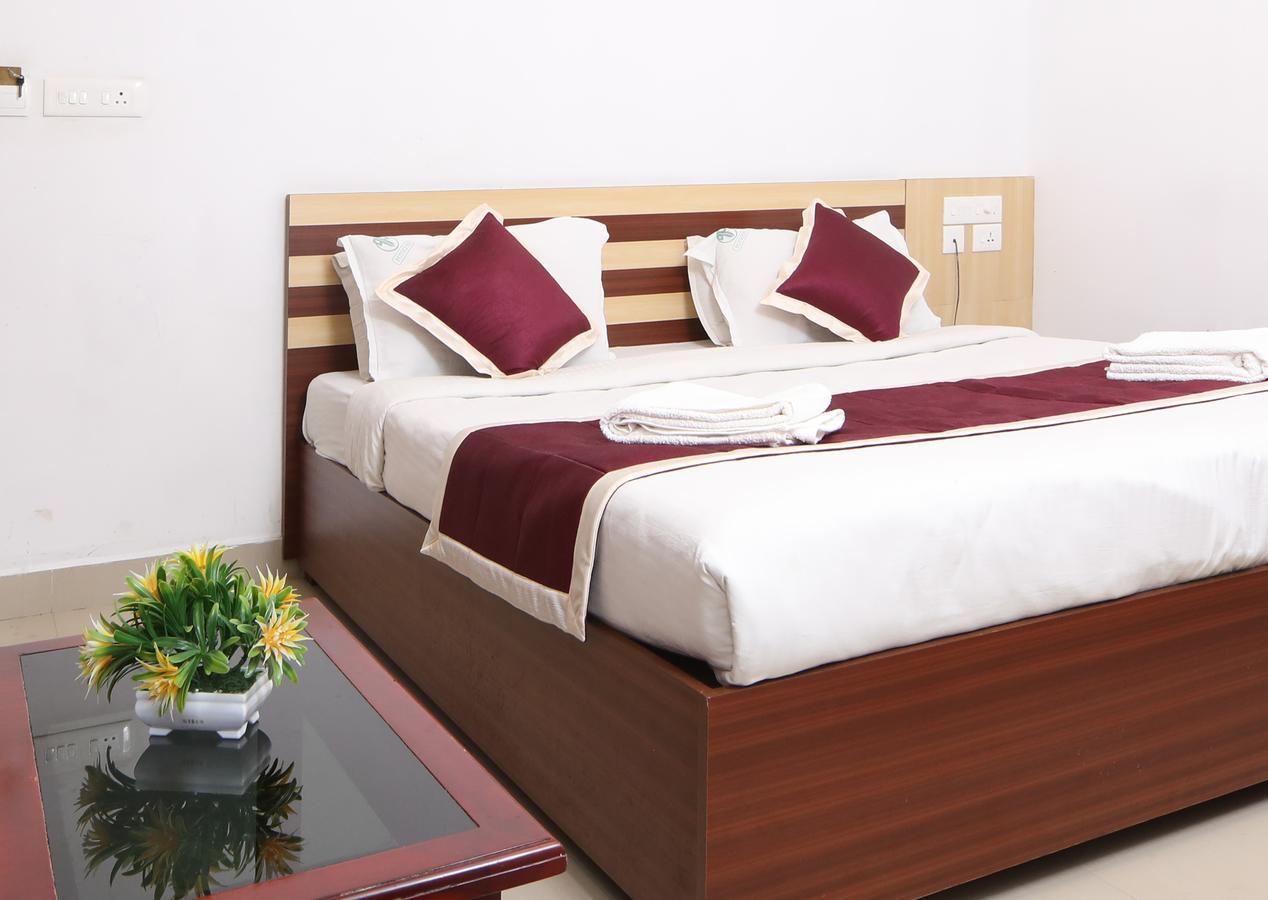 Oyo 18604 Puthens Capitol Inn Kochi Ngoại thất bức ảnh
