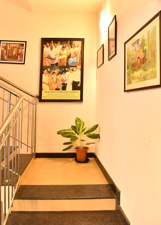 Oyo 18604 Puthens Capitol Inn Kochi Ngoại thất bức ảnh