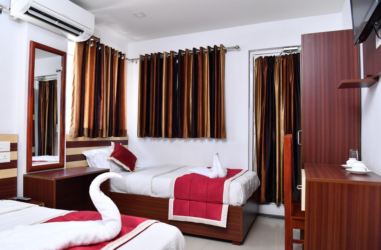Oyo 18604 Puthens Capitol Inn Kochi Ngoại thất bức ảnh