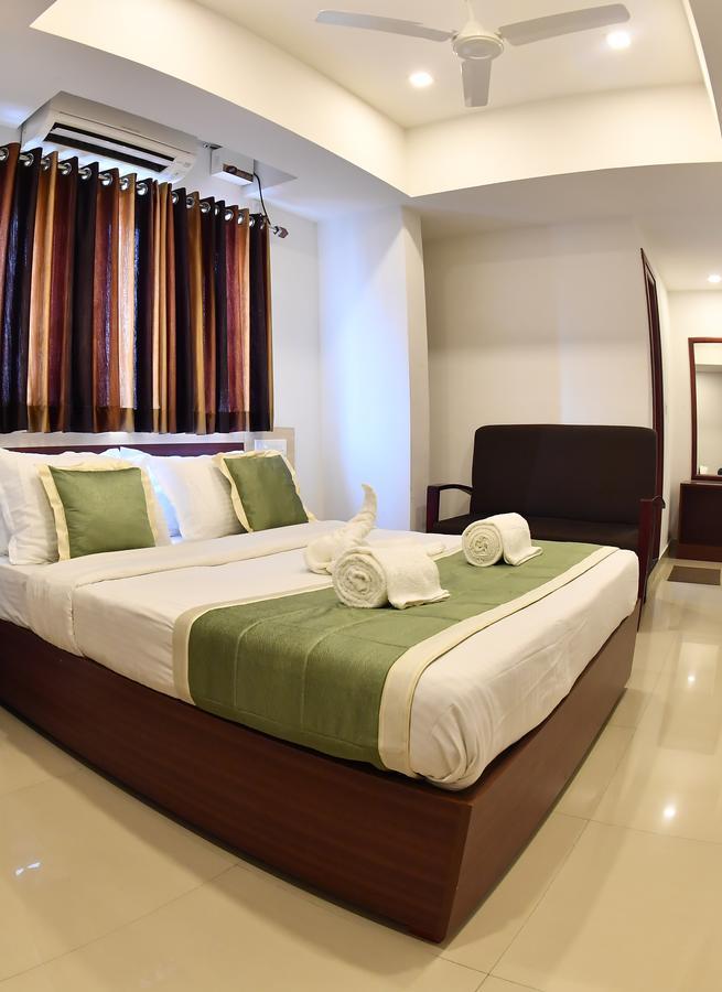 Oyo 18604 Puthens Capitol Inn Kochi Ngoại thất bức ảnh
