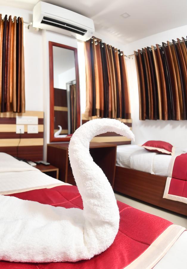 Oyo 18604 Puthens Capitol Inn Kochi Ngoại thất bức ảnh