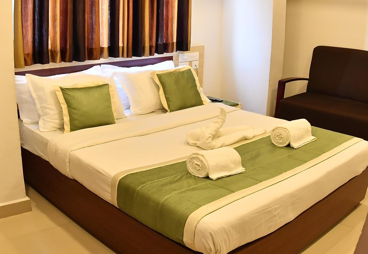 Oyo 18604 Puthens Capitol Inn Kochi Ngoại thất bức ảnh