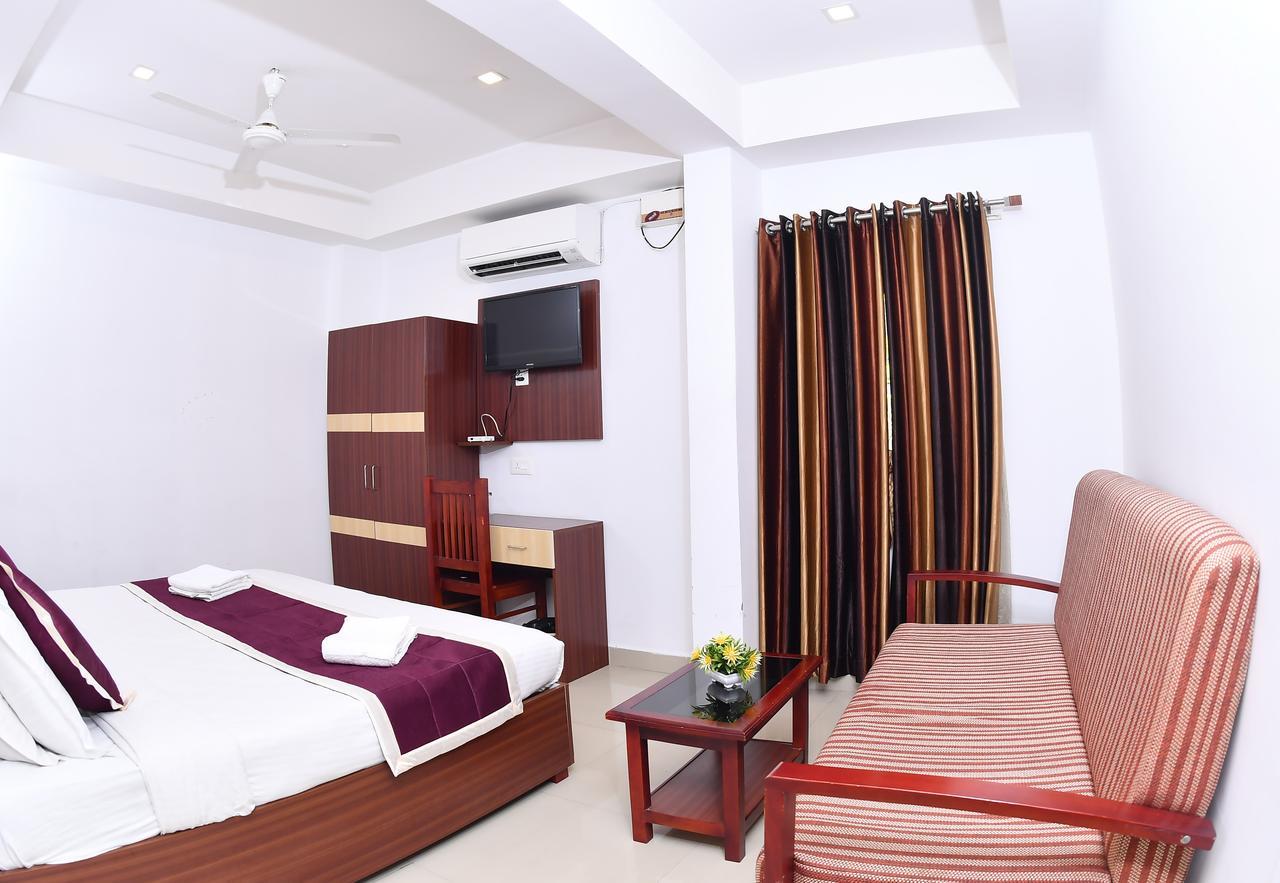 Oyo 18604 Puthens Capitol Inn Kochi Ngoại thất bức ảnh