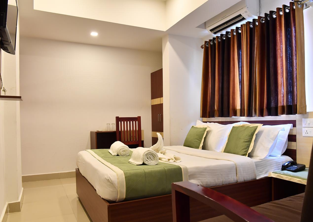 Oyo 18604 Puthens Capitol Inn Kochi Ngoại thất bức ảnh