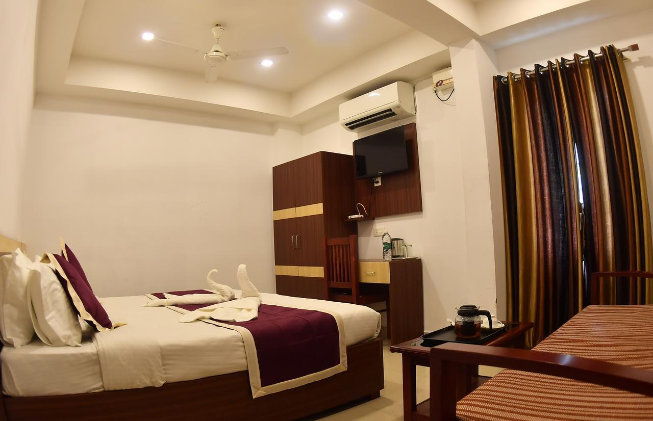 Oyo 18604 Puthens Capitol Inn Kochi Ngoại thất bức ảnh