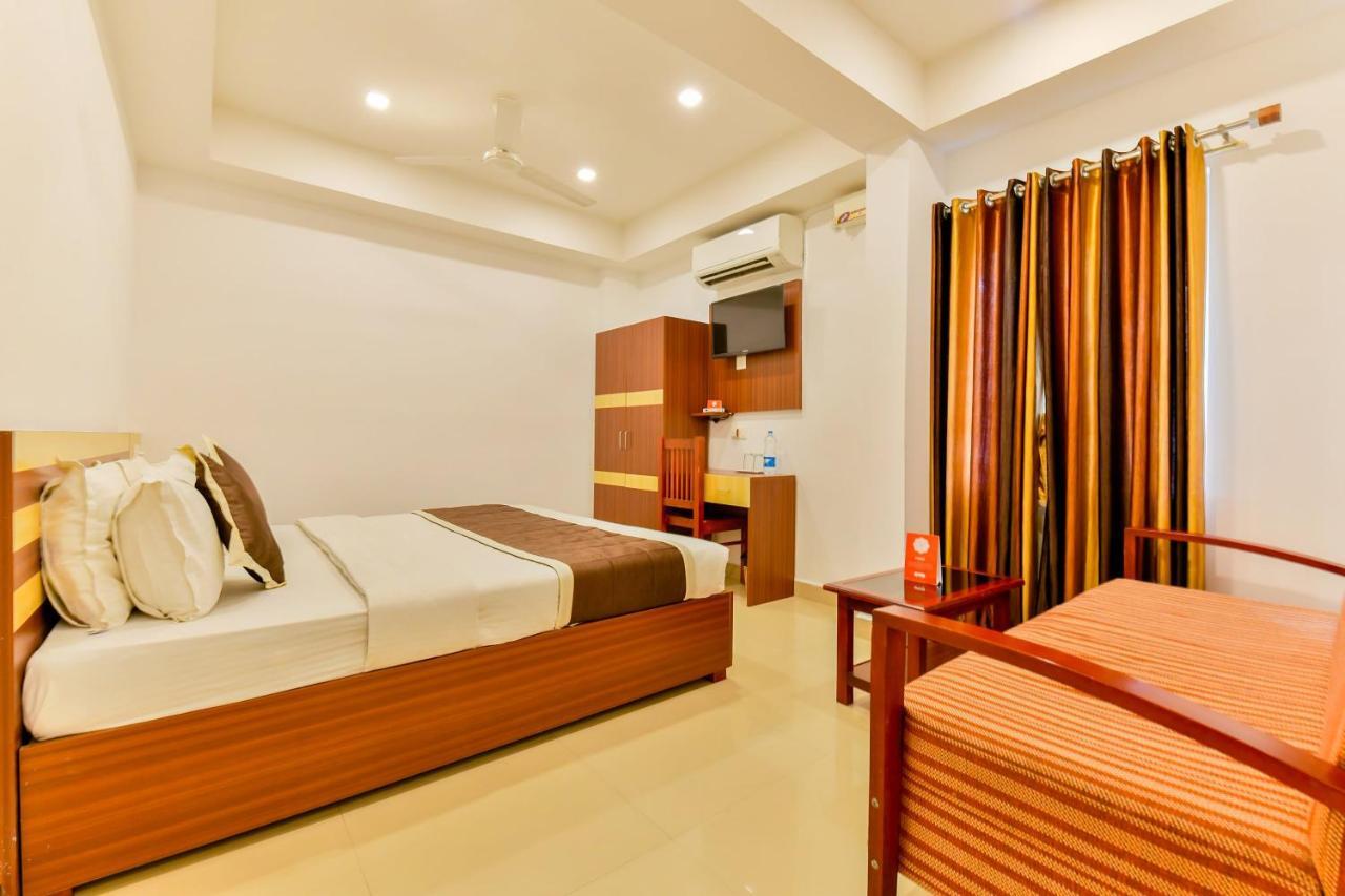 Oyo 18604 Puthens Capitol Inn Kochi Ngoại thất bức ảnh