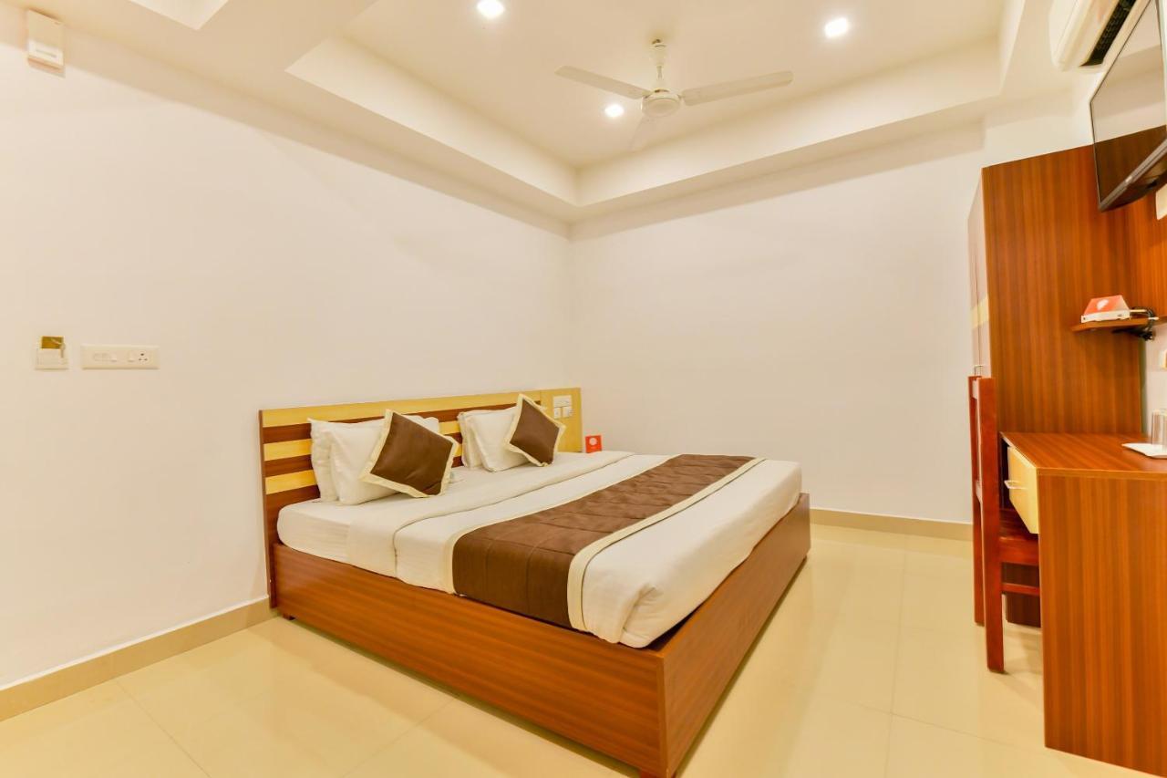 Oyo 18604 Puthens Capitol Inn Kochi Ngoại thất bức ảnh
